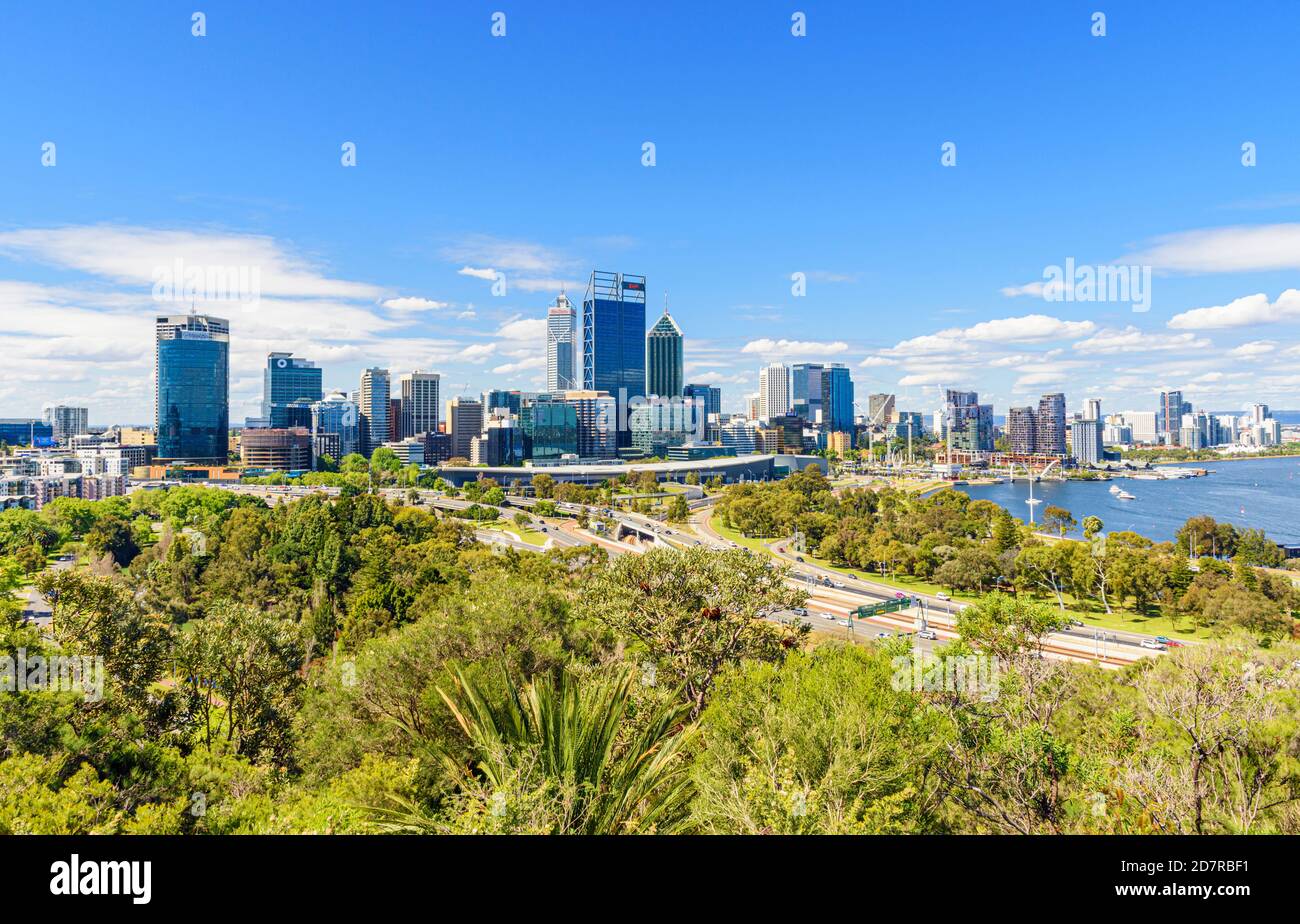 Vista della Città di Perth sul bush nativo di Kings Park, Australia Occidentale, Australia Foto Stock