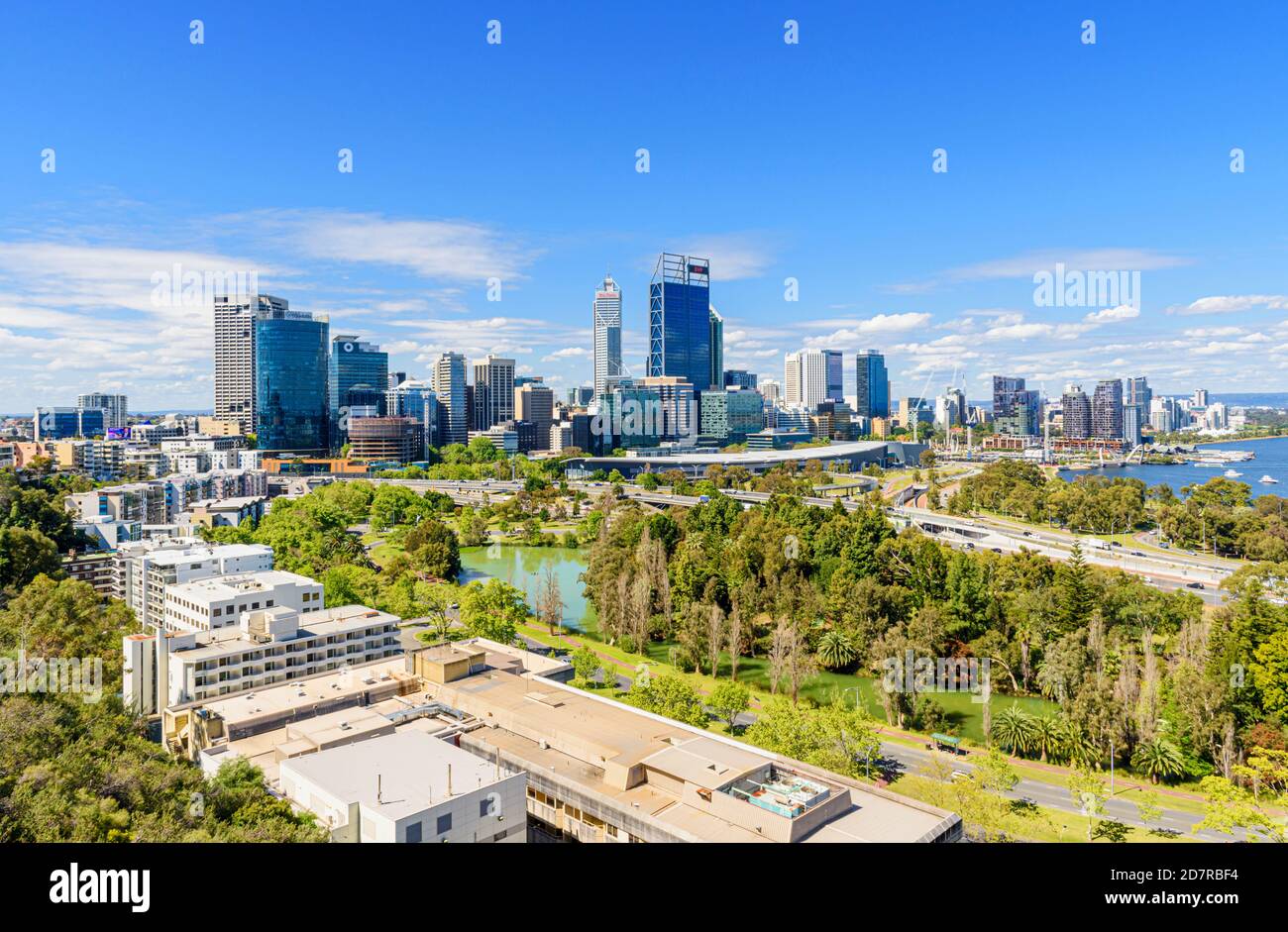 Panorama cittadino di Perth, vedute dello skyline verso le alte torri e grattacieli del CBD della citta' centrale, Perth, Australia Occidentale, Australia Foto Stock