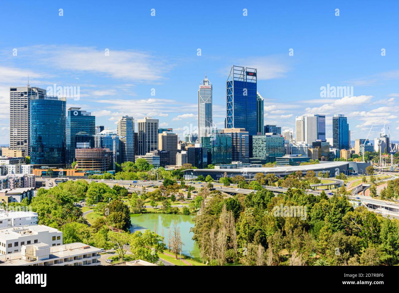Vista della città di Perth sul lago John Oldham Park, Perth, Australia Occidentale, Australia Foto Stock