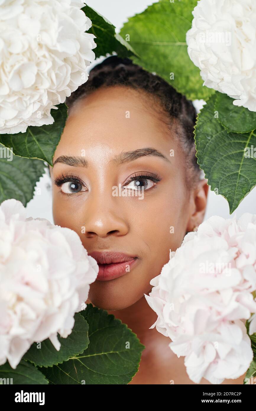 Attraente giovane donna nera Foto Stock