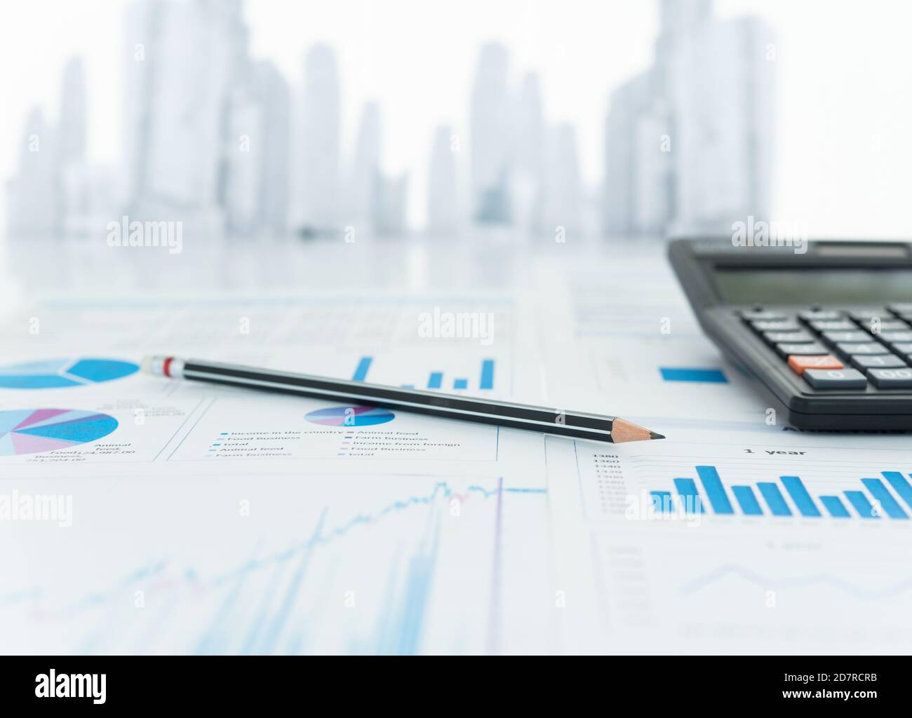 Primo piano matita sul rapporto finanziario. Concetto di finanziario, analisi dei dati, pianificazione degli investimenti, analisi aziendale. Foto Stock