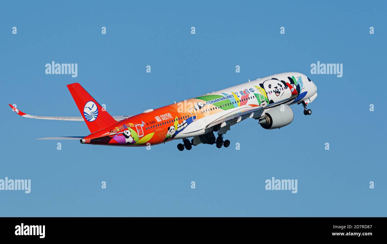 Richmond, British Columbia, Canada. 24 Ott 2020. Un jet Sichuan Airlines A350-900 (B-306N) dipinto in speciale livrea "Panda Route" decollerà dall'aeroporto internazionale di Vancouver. Credit: Bayne Stanley/ZUMA Wire/Alamy Live News Foto Stock