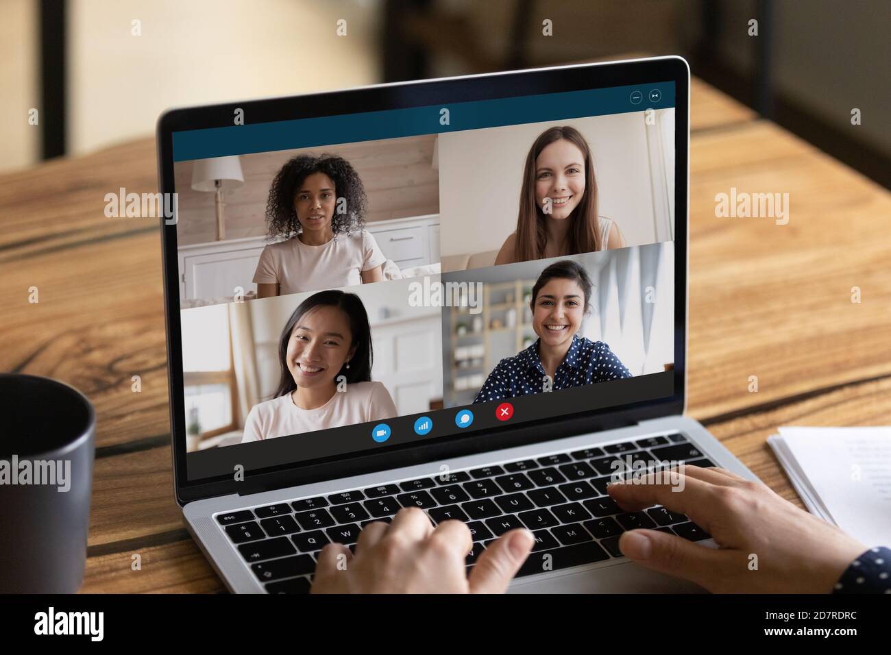 Le donne hanno una conversazione digitale con webcam su un computer portatile Foto Stock