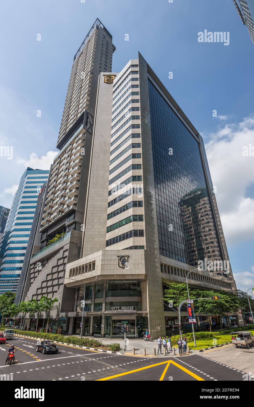 Singapore - 4 dicembre 2019: Scena di strada a Singapore in giornata di sole con la City House ufficio costruzione alto grattacielo a Singapore. Foto Stock