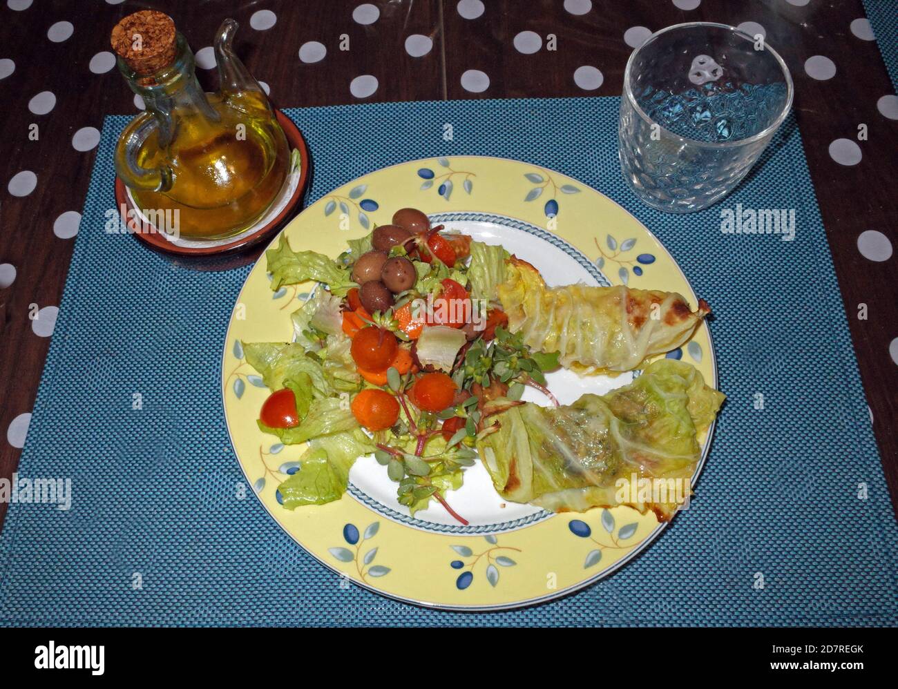Involtini di cavolo con insalata mista Foto Stock