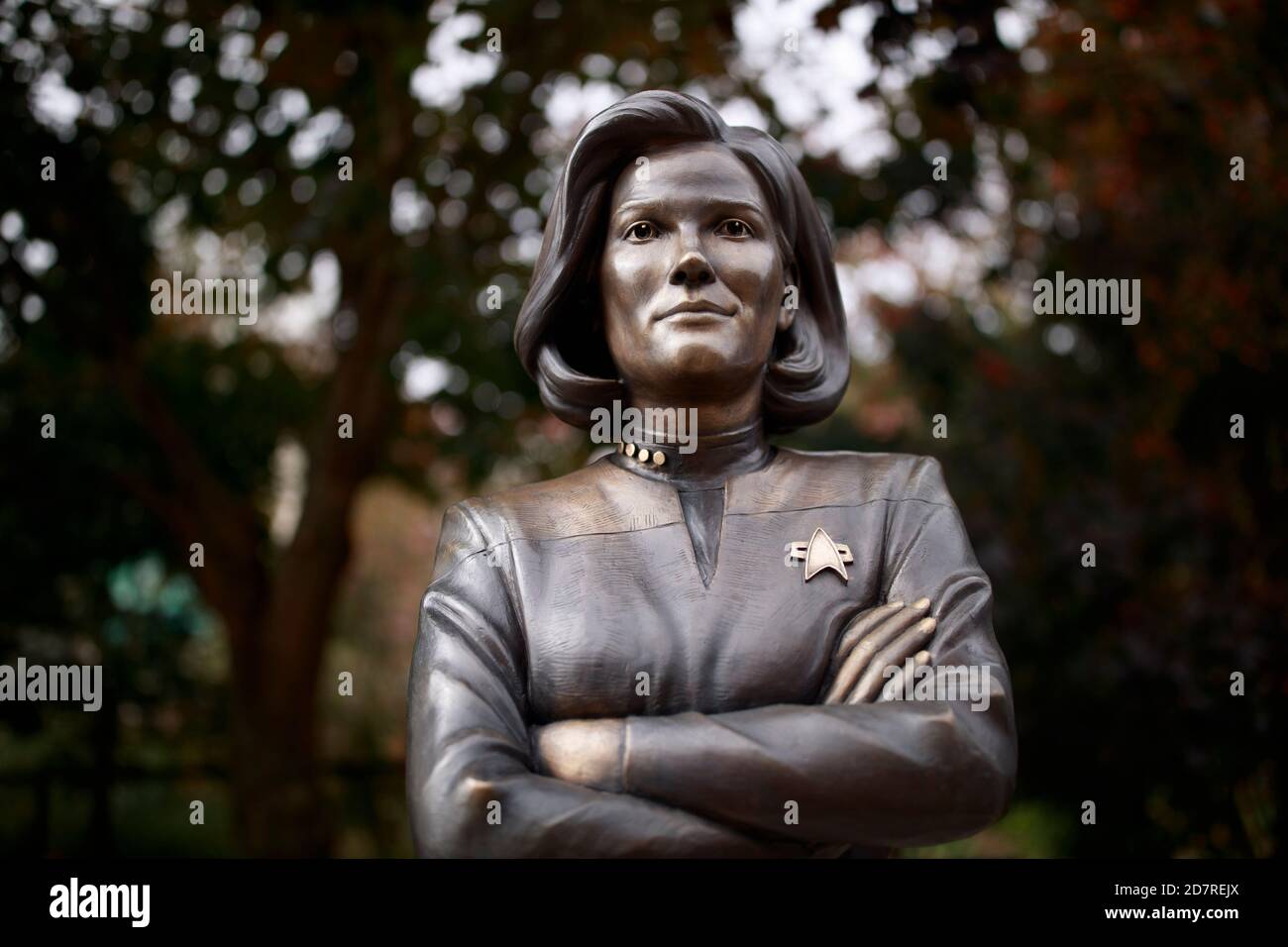 Bloomington, Stati Uniti. 24 Ott 2020. Una vista di una statua del personaggio di Star Trek Capitano Kathryn Janeway che è stato collocato sul sentiero B-Line a Bloomington per celebrare la vita futura del personaggio immaginario che sarà nato, 20 maggio 2336 a Bloomington, Indiana. L'attrice Kate Mulgrew, che ha suonato il personaggio in televisione, si è unita alla presentazione tramite video. Credit: SOPA Images Limited/Alamy Live News Foto Stock
