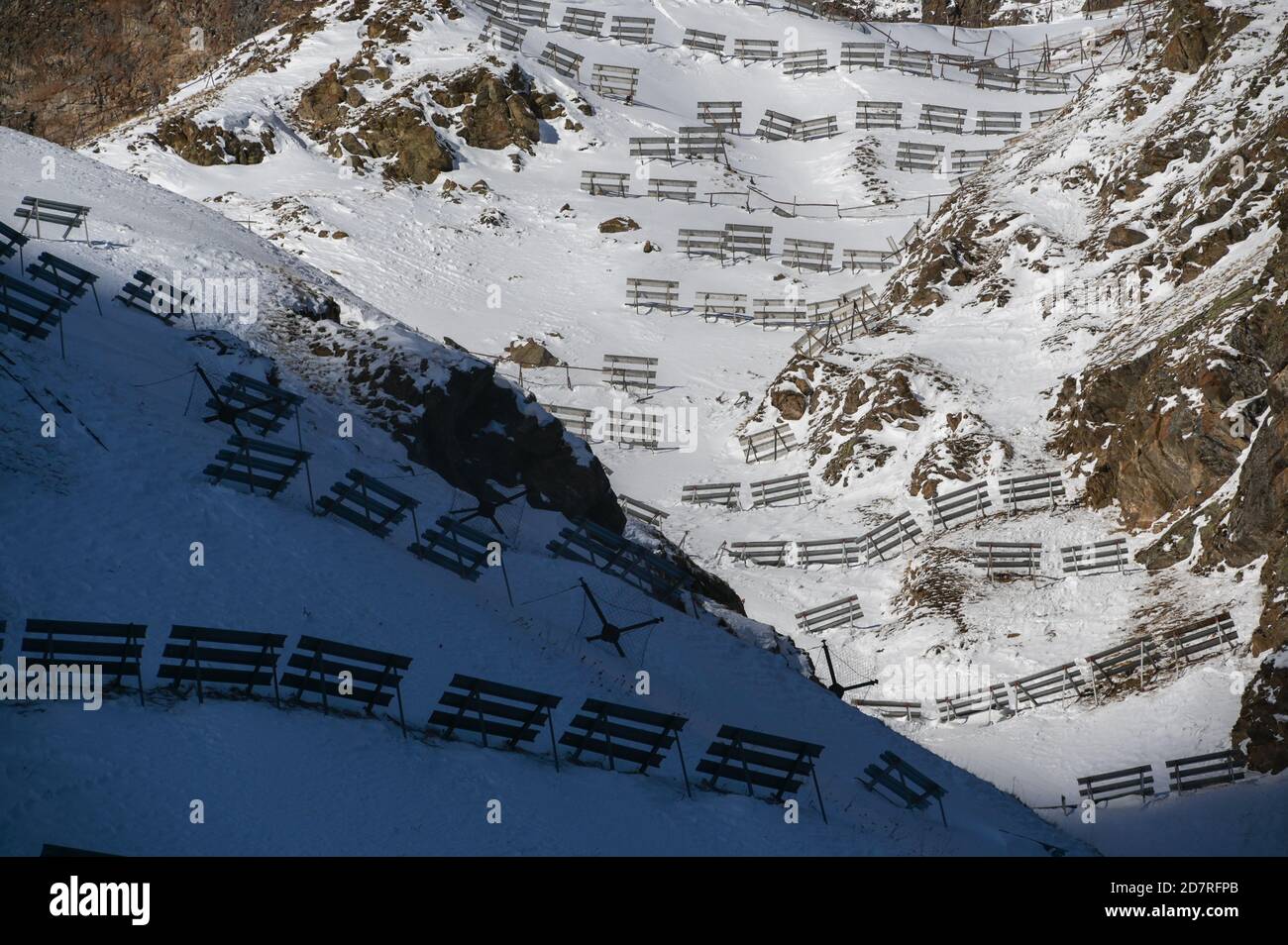 costruzione anti valanghe in alta montagna con neve bianca in inverno sulla stazione sciistica di ricreazione Foto Stock