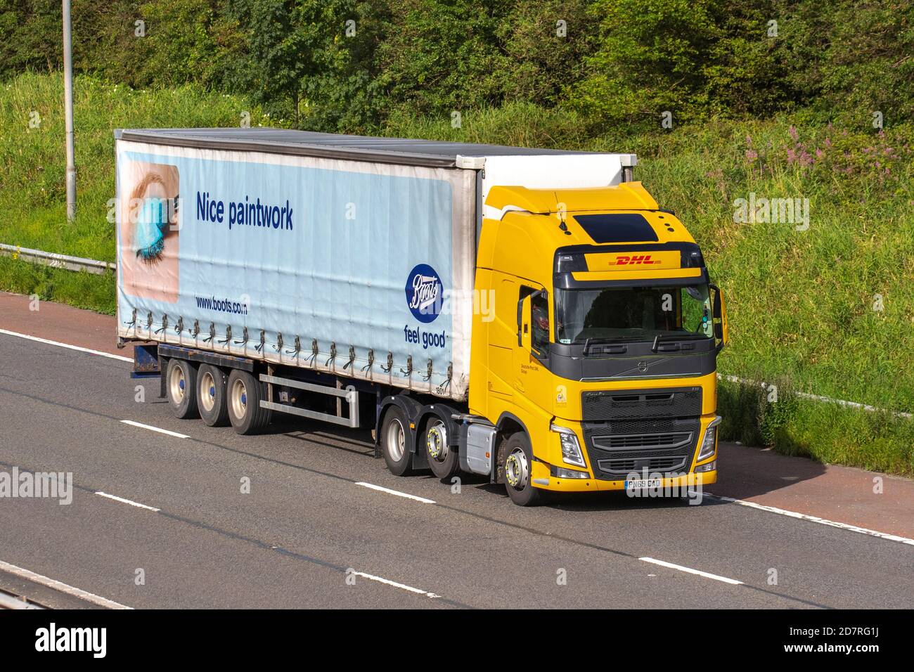 Camion per consegna DHL per Boots Chemist; camion per consegna di merci, camion, veicoli pesanti, trasporto, camion, cargo cargo cargo, 2019 Volvo FH vehicle, European Commercial Transport Industry HGV, M61 a Manchester, Regno Unito Foto Stock