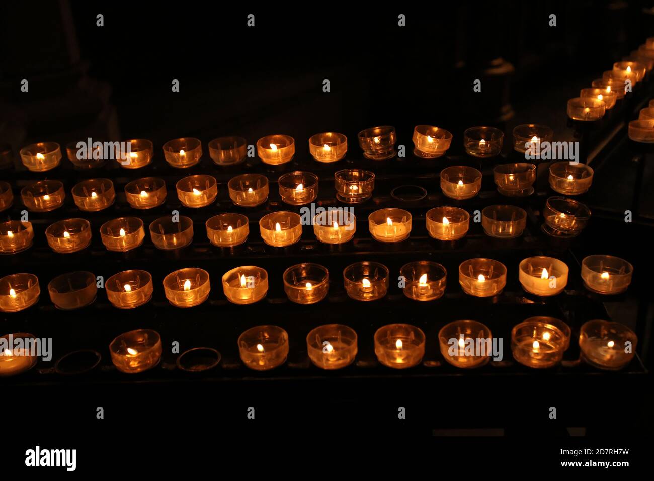 Candele di preghiera votive illuminate Foto Stock