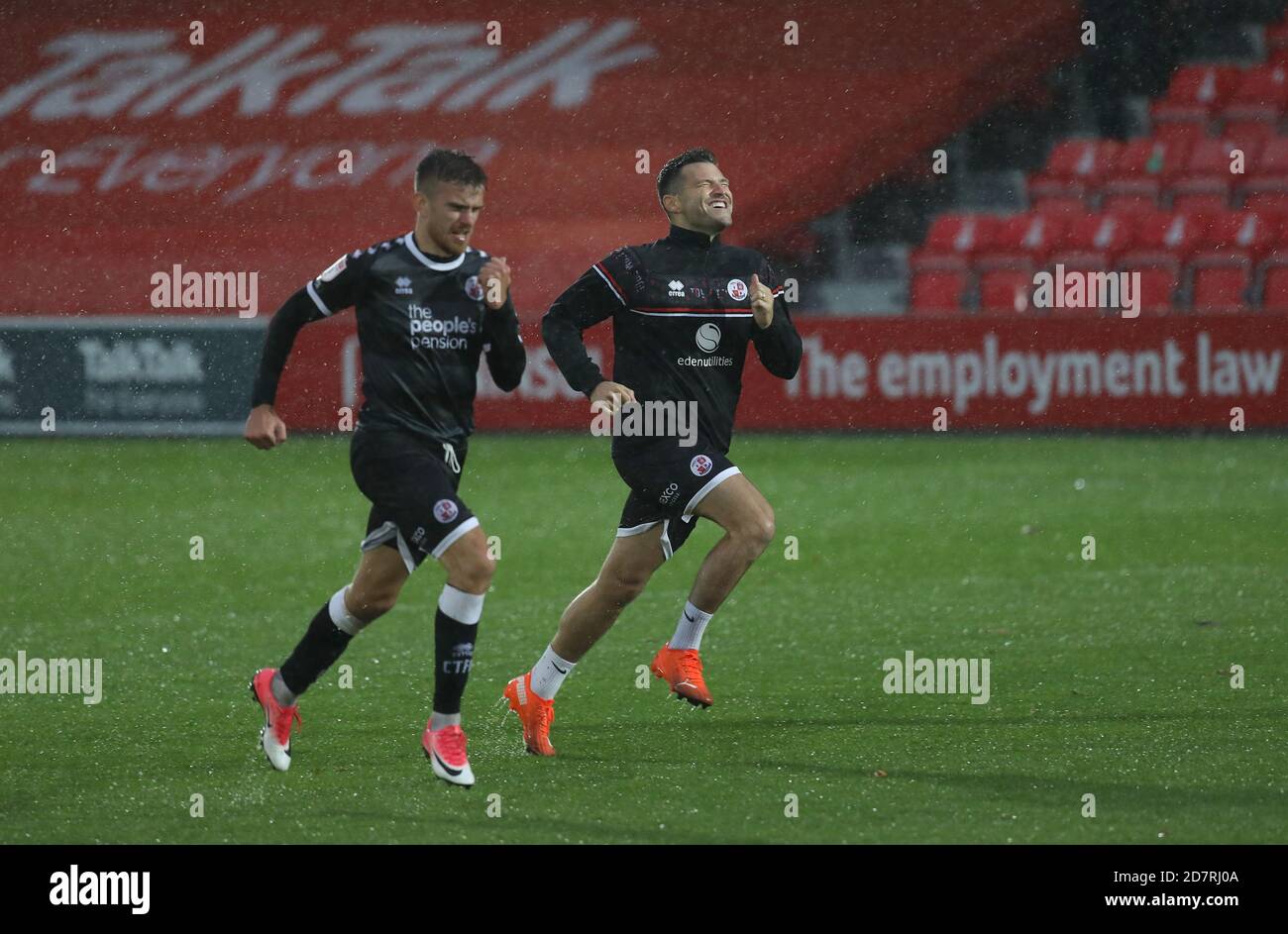 Salford, Regno Unito. 24 ottobre 2020 personalità televisiva Mark Wright si riscalda dopo la partita Sky Bet League due tra Salford City e Crawley Town. Credit: James Boardman / Alamy Live News Foto Stock