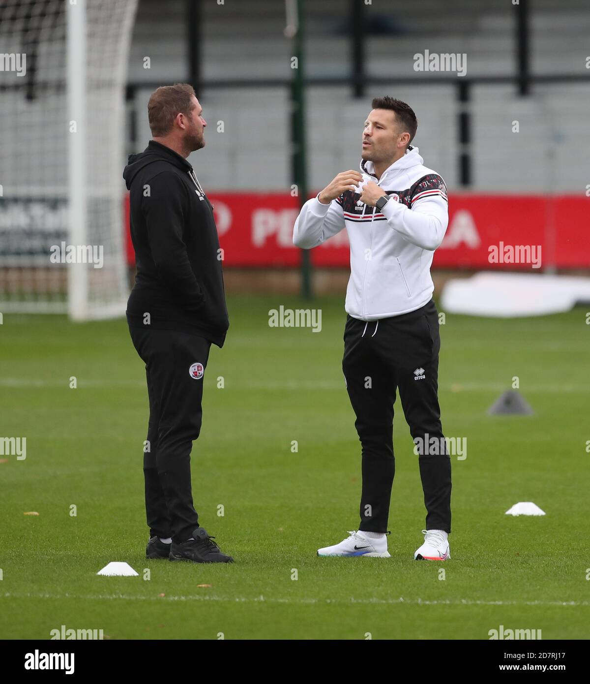 Salford, Regno Unito. 24 ottobre 2020 personalità televisiva Mark Wright visto con l'assistente capo allenatore Lee Bradbury durante la partita Sky Bet League due tra Salisford City e Crawley Town. Credit: James Boardman / Alamy Live News Foto Stock