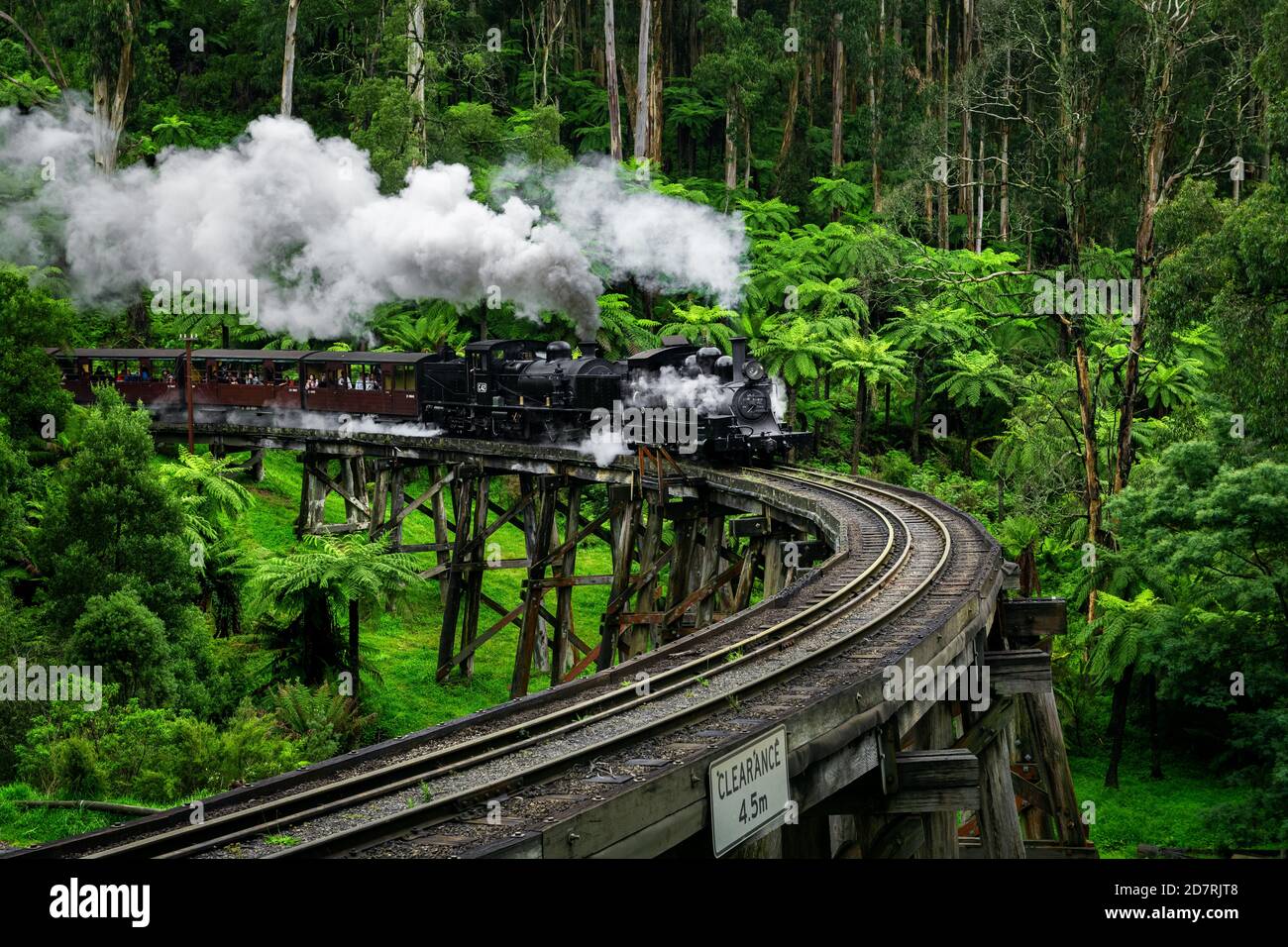 Il famoso ponte a traliccio del treno a vapore Puffing Billy nelle catene montuose di Dandenong. Foto Stock