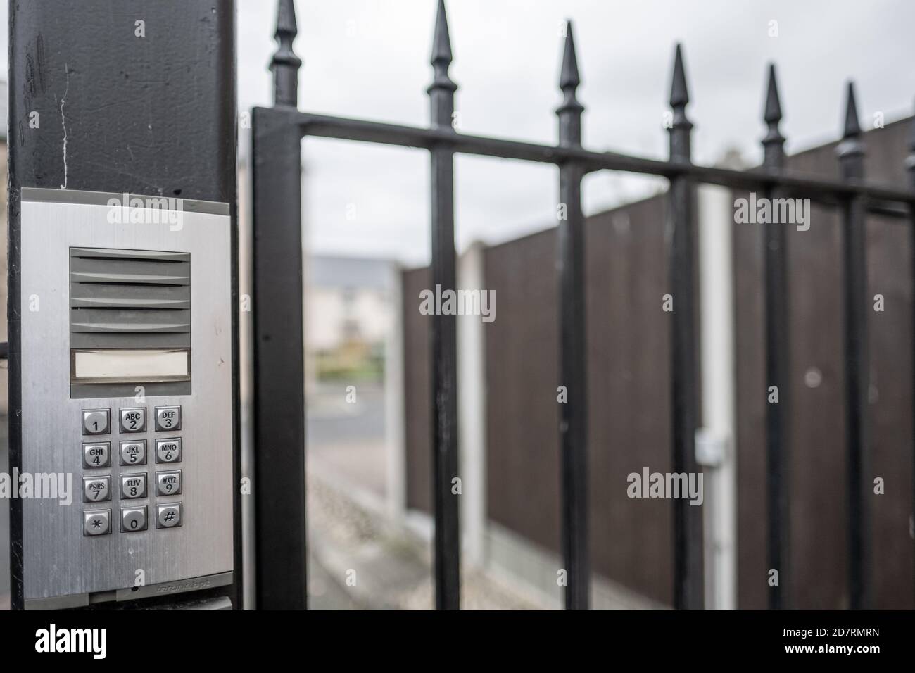 Messa a fuoco superficiale di una tastiera elettronica visto all'ingresso con cancello di uno sviluppo di alloggi privati. L'area se per i residenti è stato assegnato il parcheggio. Foto Stock