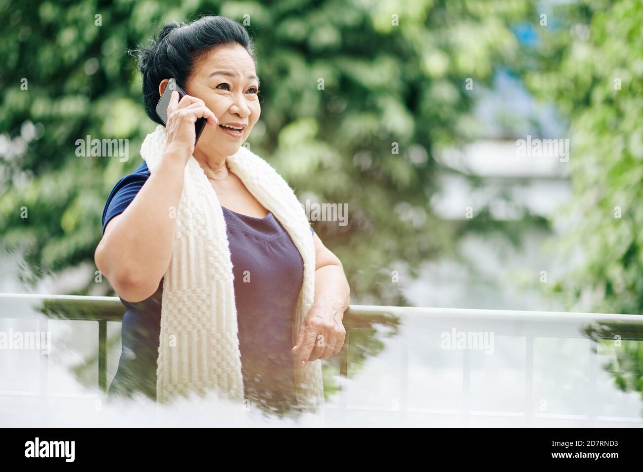 Senior Donna che parla al telefono Foto Stock