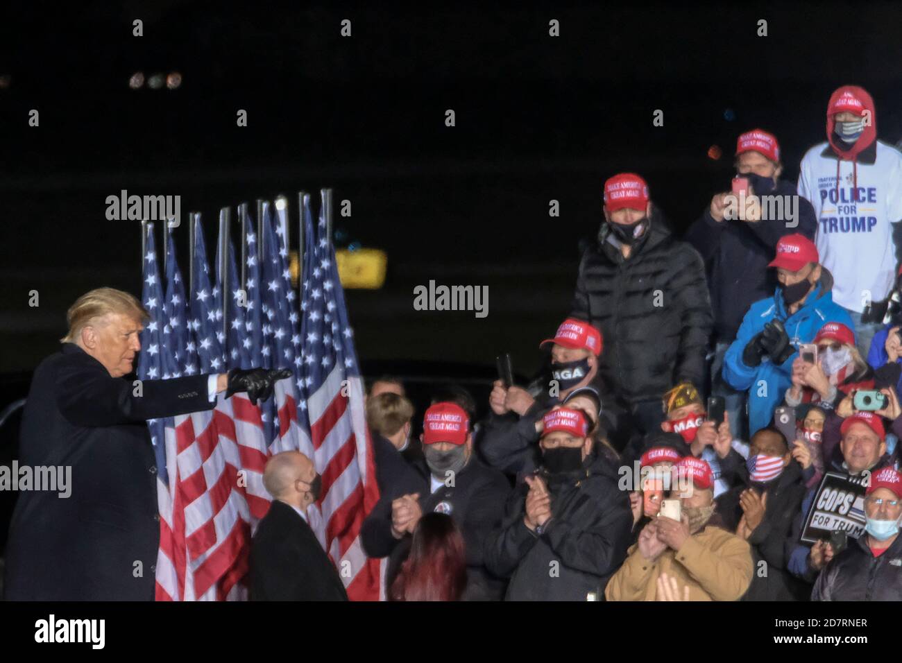 Waukesha, Stati Uniti. 24 Ott 2020. Il presidente Donald Trump parla a un raduno di campagna all'aeroporto della contea di Waukesha, Wisconsin, sabato 24 ottobre 2020. Foto di Alex Wroblewski/UPI Credit: UPI/Alamy Live News Foto Stock