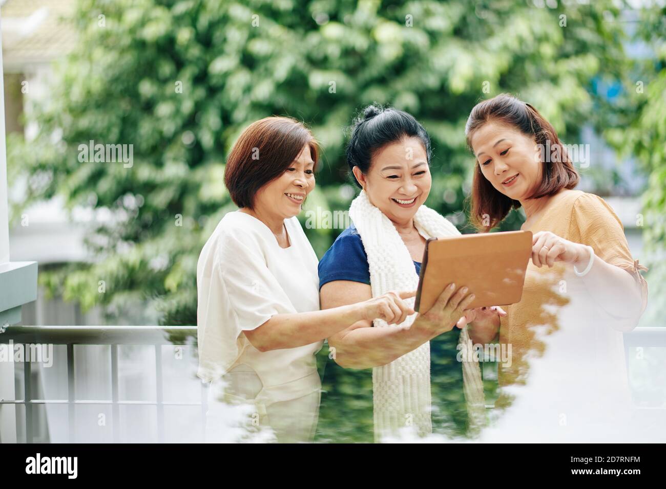 Donne anziane con tablet digitale Foto Stock
