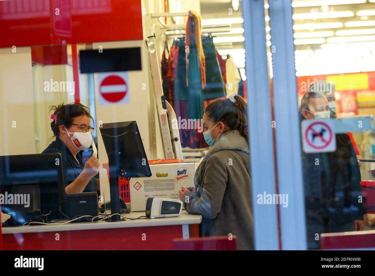 (201025) -- BRUXELLES, 25 ottobre 2020 (Xinhua) -- le persone che indossano maschere per il viso aspettano di fare il check-out in un negozio a Bruxelles, Belgio, 24 ottobre 2020. Il Ministro-Presidente della Regione capitale di Bruxelles Rudi Vervoort ha annunciato sabato ulteriori misure drastiche saranno attuate per combattere contro COVID-19 in occasione di un incontro con 19 sindaci della regione di Bruxelles. Un coprifuoco è stato esteso dalle 10 alle 6. Cinemas, teatri, musei, centri culturali e spazi espositivi saranno chiusi. Anche le sale sportive saranno chiuse e l'uso delle maschere rimarrà obbligatorio in tutta la regione di Bruxelles Foto Stock