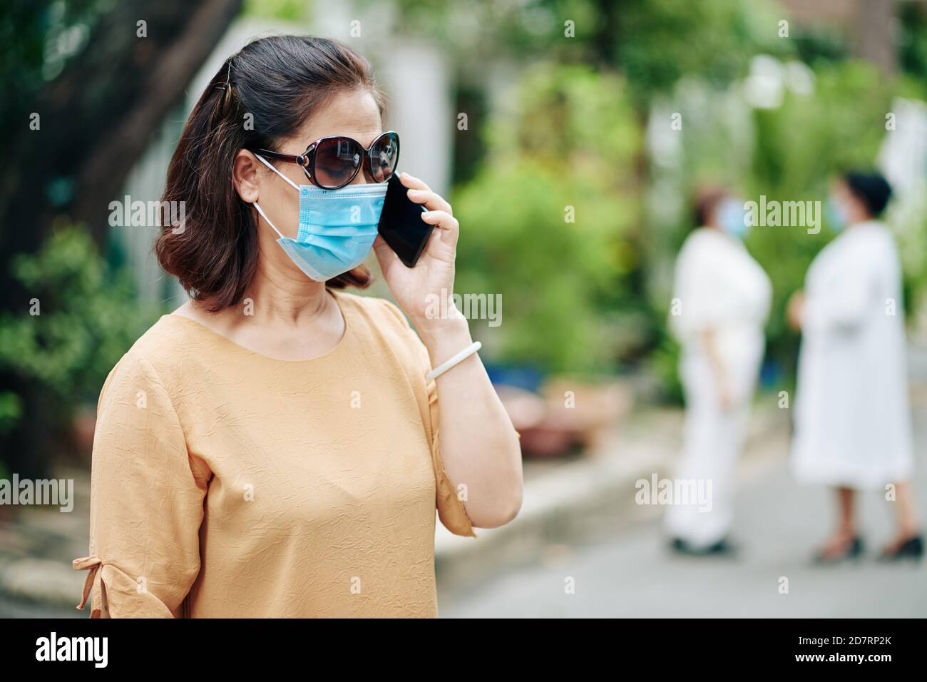 Donna anziana che chiama al telefono Foto Stock