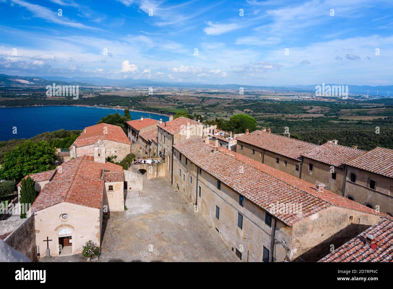 Vista sul borgo antico di Populonia e sul golfo di baratti. toscana. Italia Foto Stock