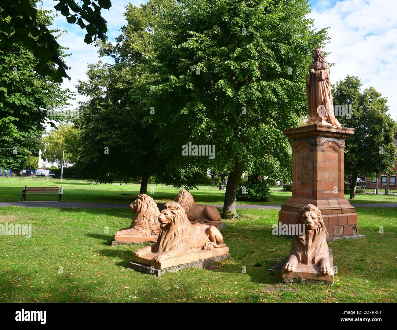 Statua della Regina Vittoria con leoni a Victoria Park, Newbury, Berkshire, Regno Unito Foto Stock