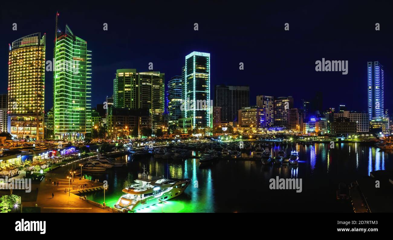 Una foto panoramica del lungomare di Beirut di notte Foto Stock