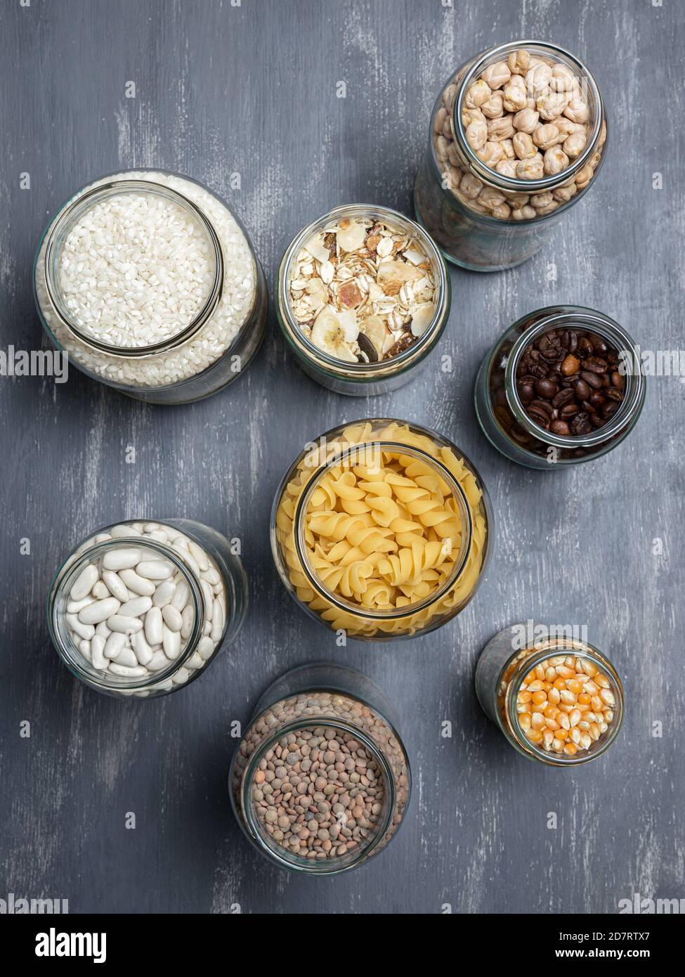 Set di vasetti di vetro con vari ingredienti posti su un tavolo. Concetto di zero sprechi. Vista dall'alto Foto Stock