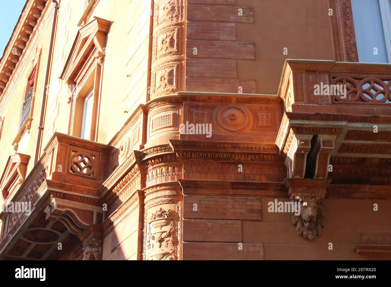 Bellissimo edificio decorato con pietra scolpita simbolo Foto Stock