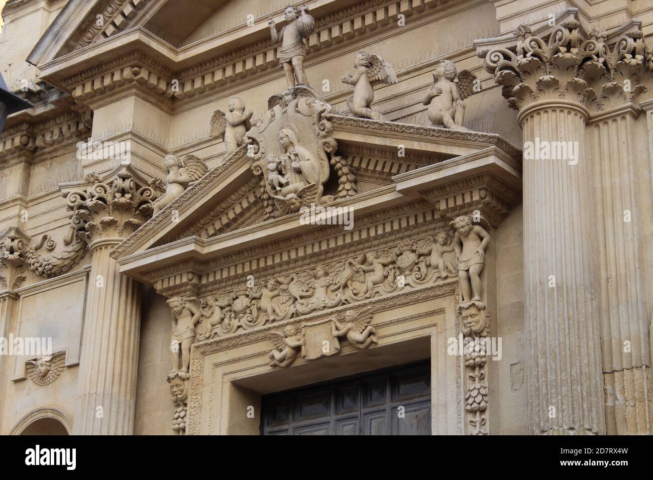 Bella decorazione in pietra sul frontone della chiesa Foto Stock