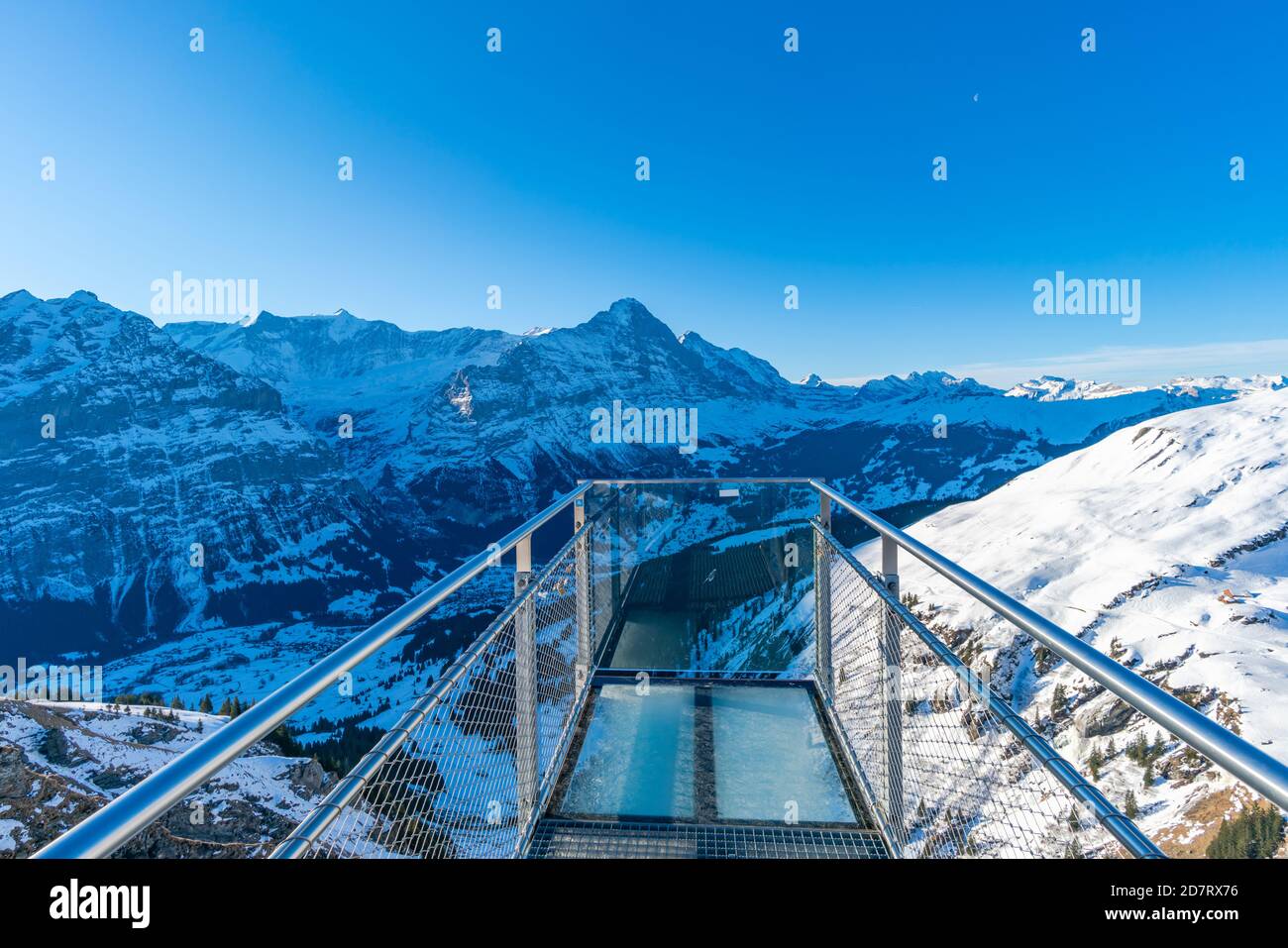 Ponte di metallo della scogliera Passeggiata sulla Prima montagna con vista spettacolare delle Alpi a Grindelwald, Svizzera Foto Stock