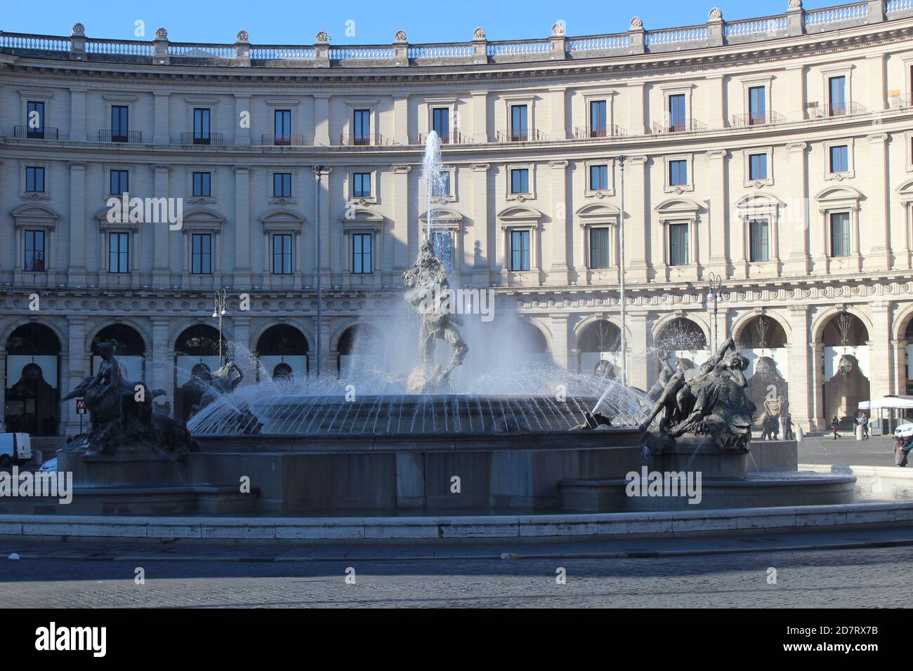 Bella fontana con statue circondate da un vecchio edificio Foto Stock