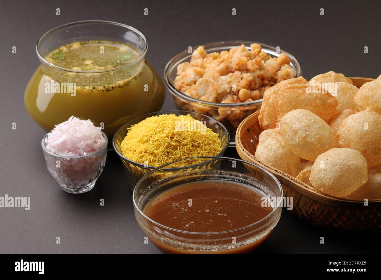 indiano cibo tradizionale nome Pani puri o Golgappa, gol gappa o panipuri, il cibo indiano chat. Foto Stock