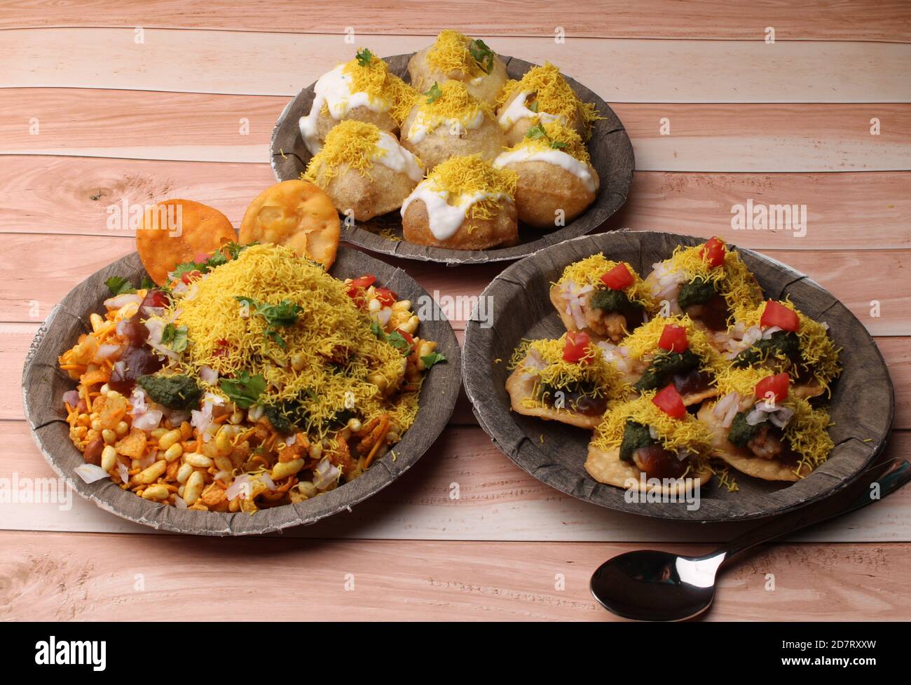 Gruppo di Bombay chat food include bhel-puri, SEV-poori, dahipuri Foto Stock