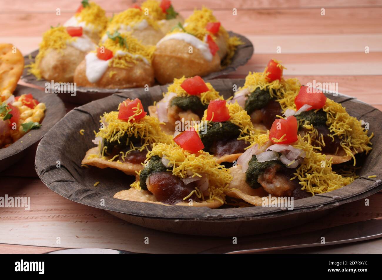 Gruppo di Bombay chat food include bhel-puri, SEV-poori, dahipuri Foto Stock