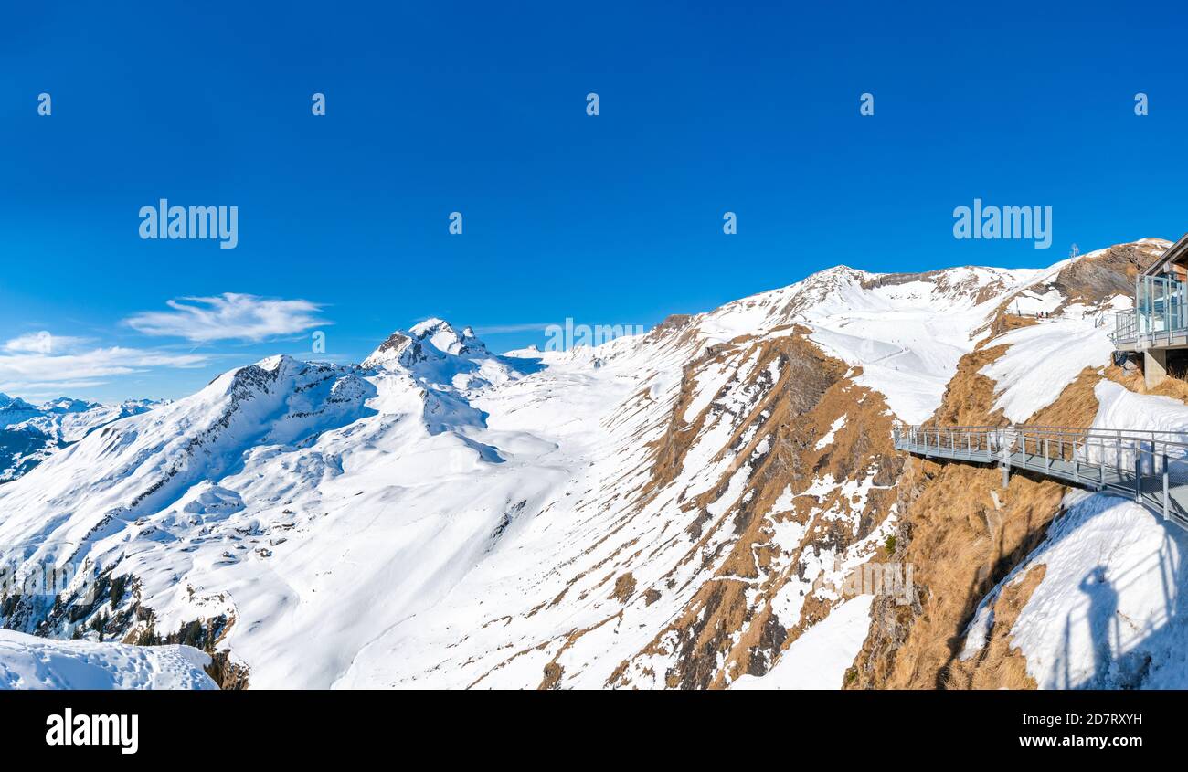 Ampia vista panoramica del paesaggio invernale con le cime innevate delle Alpi svizzere sulla prima montagna di Grindelwald, in Svizzera Foto Stock