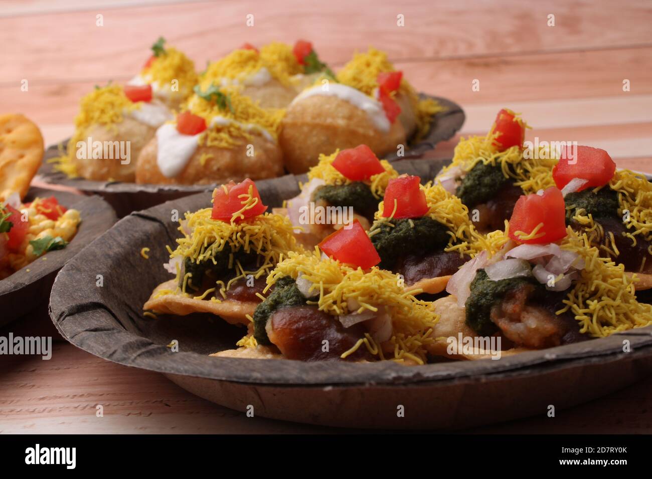 Gruppo di Bombay chat food include bhel-puri, SEV-poori, dahipuri Foto Stock