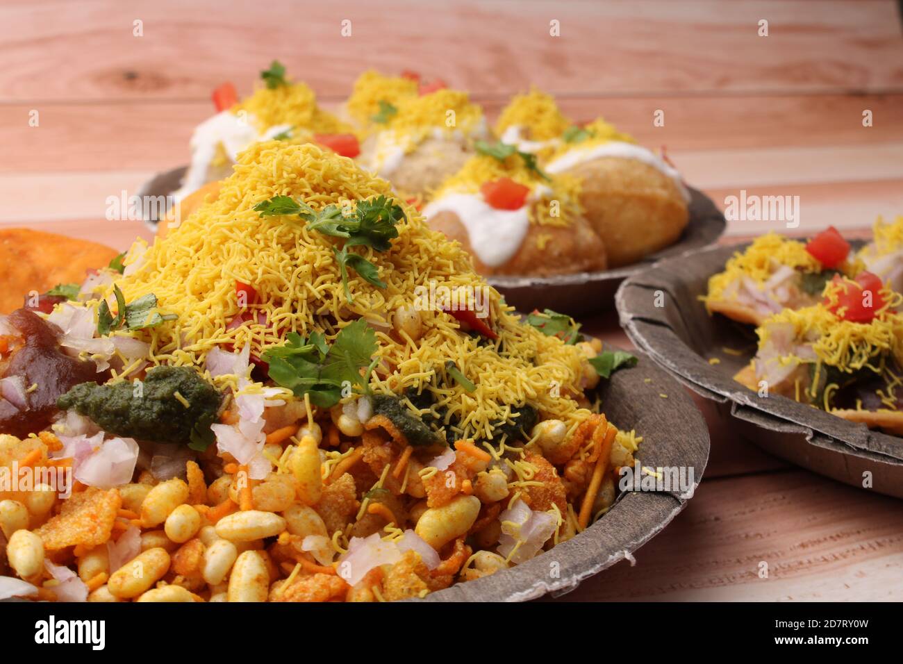 Gruppo di Bombay chat food include bhel-puri, SEV-poori, dahipuri Foto Stock