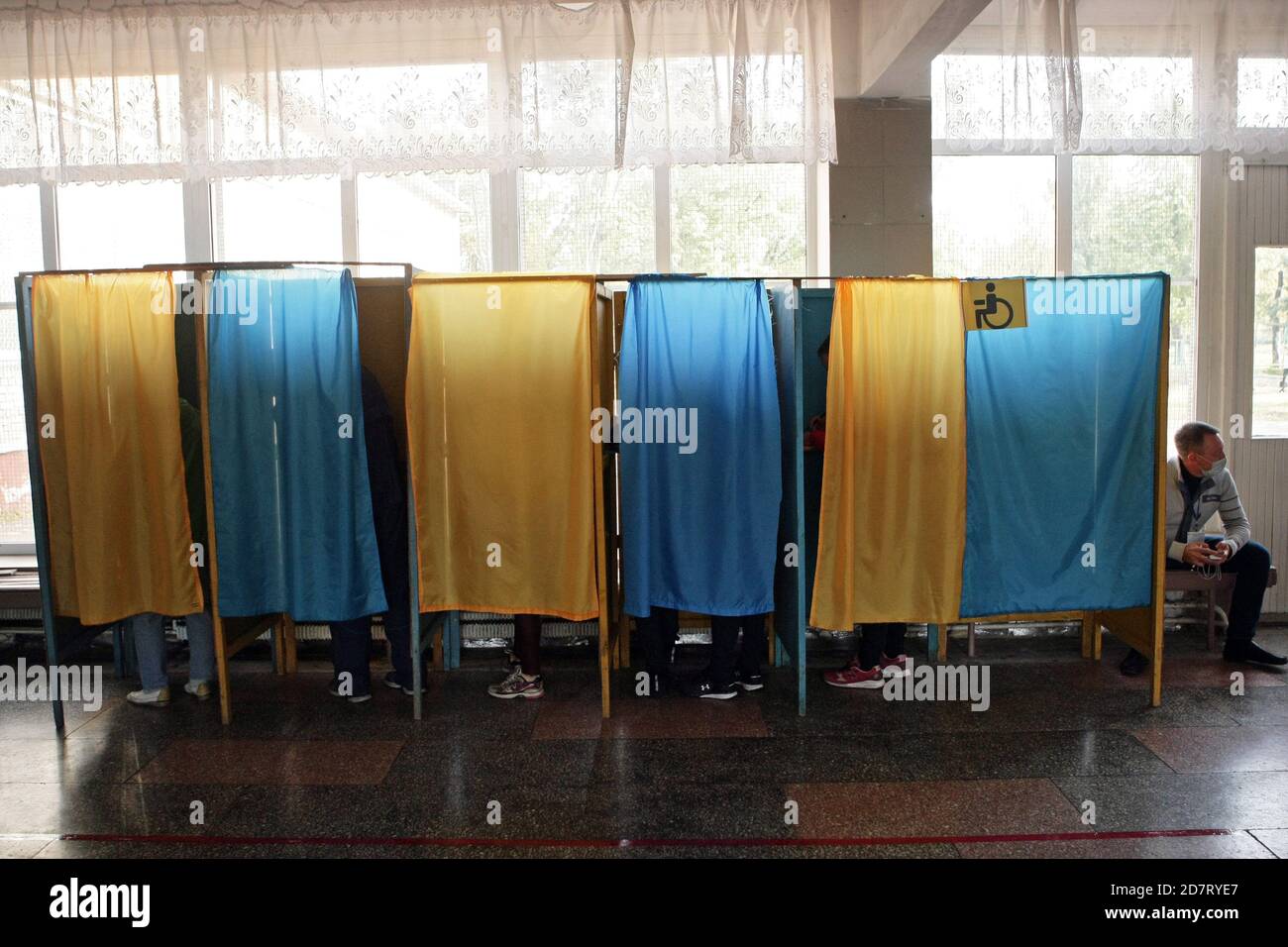 Non esclusivo: KIEV, UCRAINA - 25 OTTOBRE 2020 - le cabine presentano tende nei colori nazionali una stazione di voto durante il voto in Ucraina 2020 Foto Stock