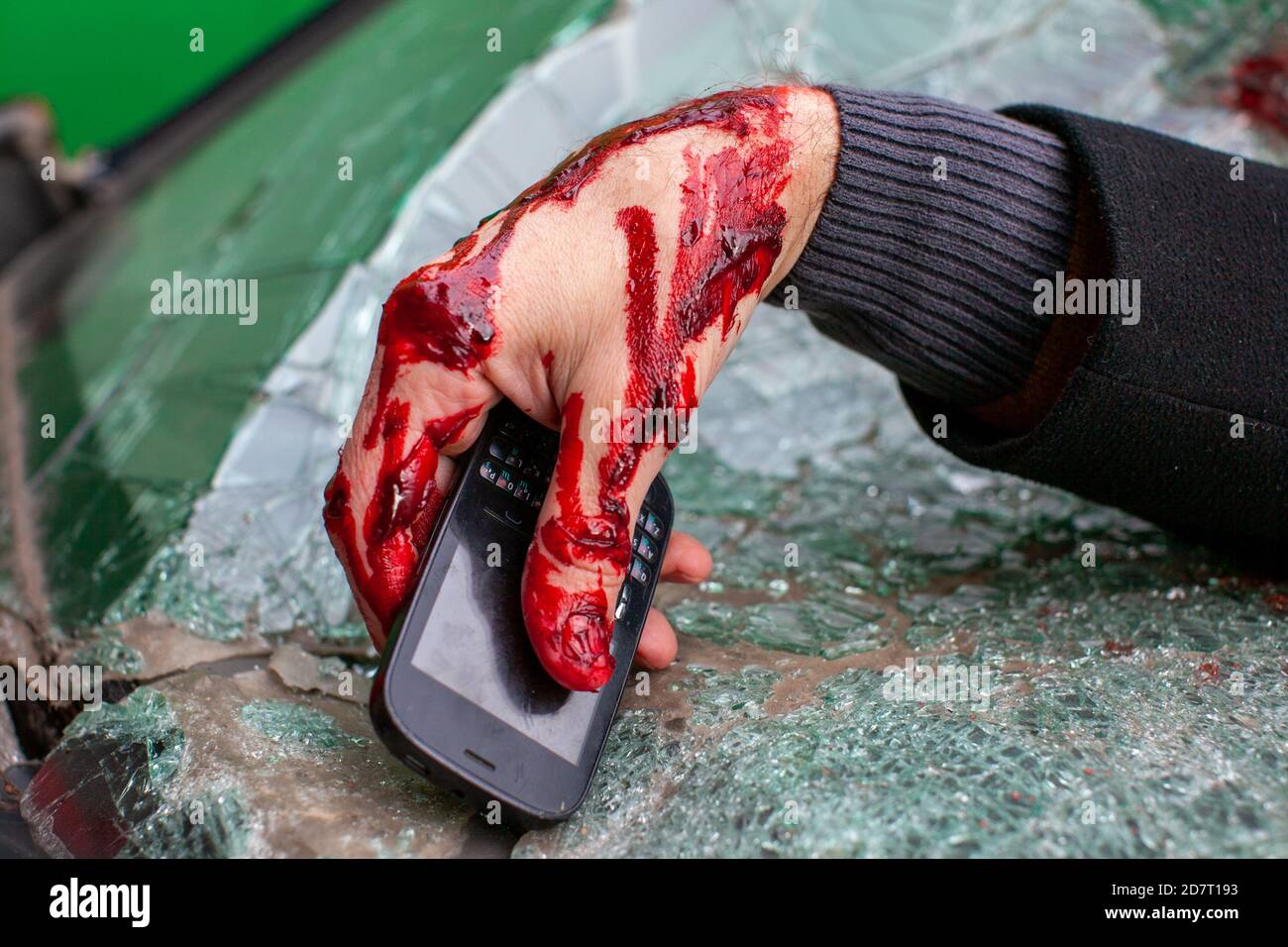 La mano dell'uomo è coperta di sangue dopo un incidente una macchina Foto Stock