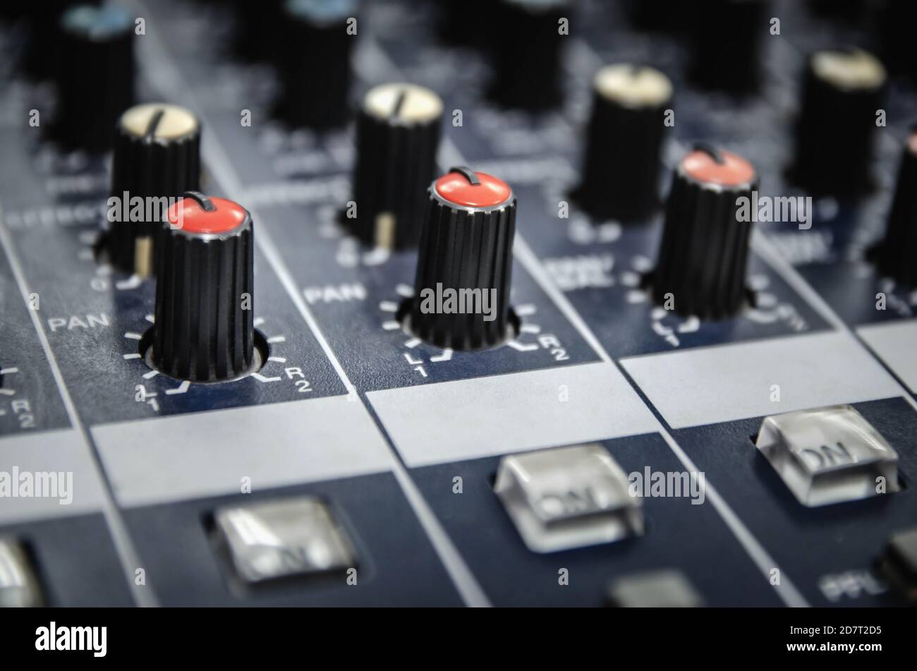 Console mixer audio e mixaggio audio professionale. Pannello di controllo del mixer audio con pulsanti e cursori. Console mixer per musicista DJ. Foto Stock