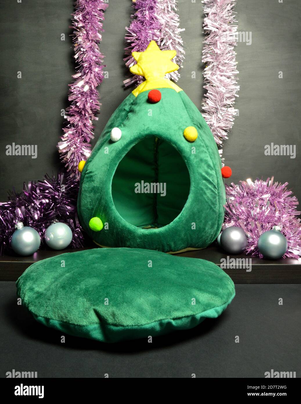 Un letto di gatto di Natale in un arredamento di Natale, durante la fine dell'anno celebrazioni Foto Stock