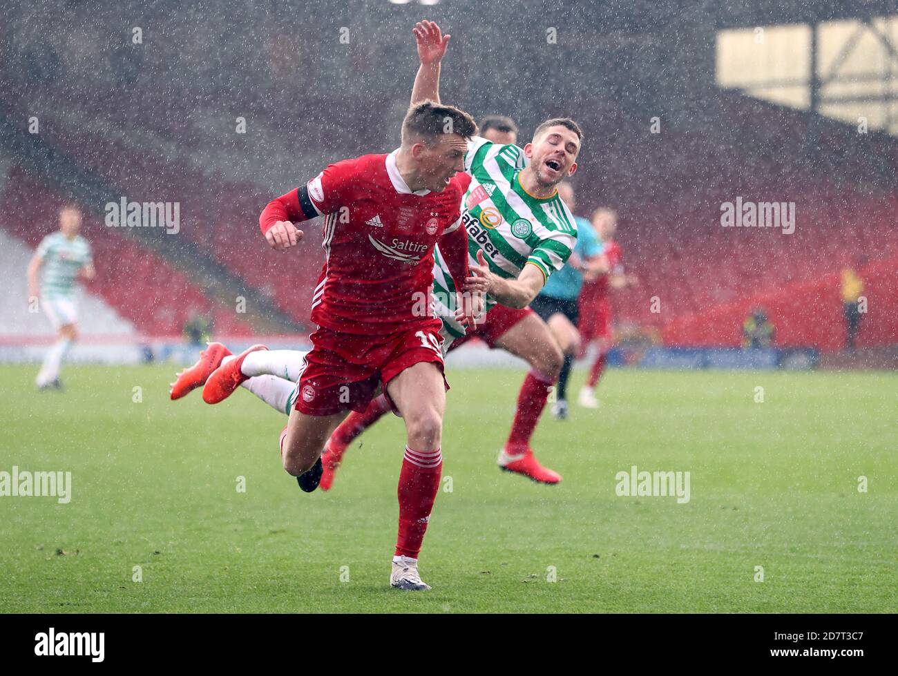 Lewis Ferguson fouls Ryan Christie di Aberdeen durante la prima partita scozzese allo stadio Pittodrie di Aberdeen. Foto Stock