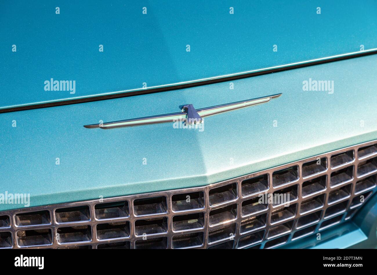 Samara, Russia - 26 ottobre 2019: Emblema della vettura classica retrò Ford Thunderbird. La Ford Thunderbird è un'automobile americana prodotta da Fo Foto Stock