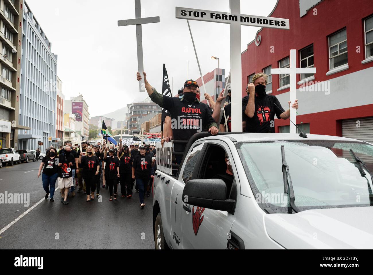 Proteste contro il parlamento sudafricano di Città del Capo che rivendica omicidi gli agricoltori bianchi erano politici piuttosto che riflettono l'alto livello del paese tasso di criminalità Foto Stock