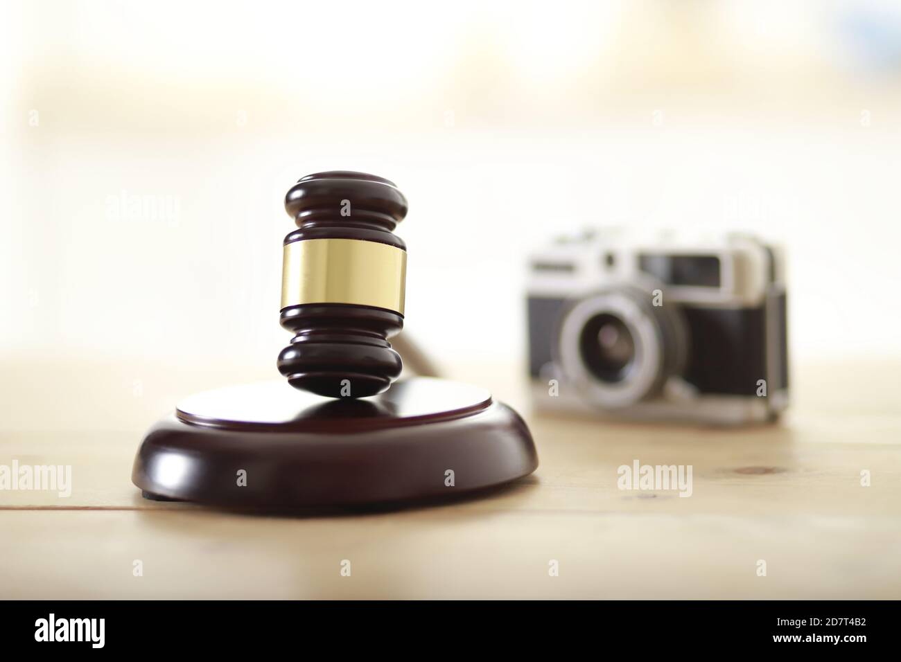 Gavel del giudice con la macchina fotografica. Concetto di privacy. Foto Stock