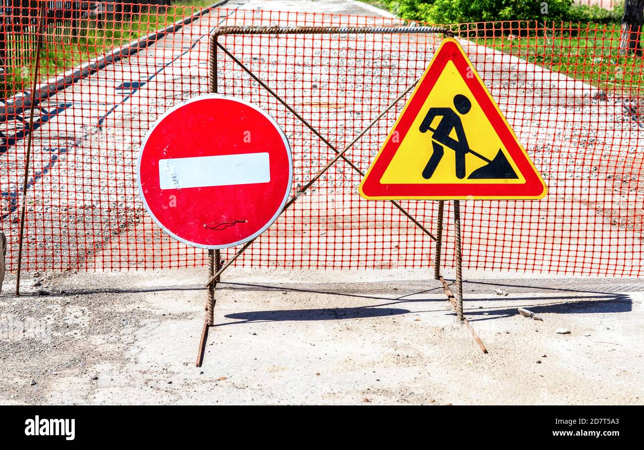 Cartello stradale in costruzione sulla strada chiusa in corrispondenza  della strada cittadina, segnale di stop. Simbolo di attenzione in fase di  costruzione, lavori in corso Foto stock - Alamy