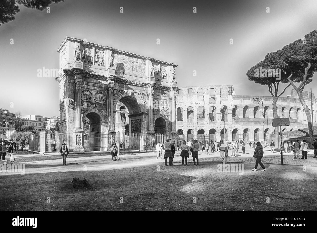 ROMA - 31 MARZO: Arco di Costantino e Colosseo al Foro Romano di Roma, 31 marzo 2019 Foto Stock