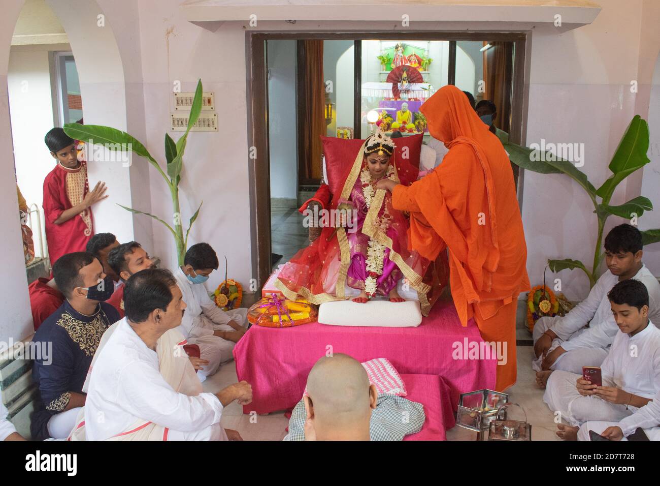 Kalyani, India. 24 Ott 2020. Kumari Puja o adorazione figlia è fatto il nono giorno (Navami) di Durga Puja. È rituale in cui la bambina è adorata come incarnazione di Shakti (Dea Durga). È una delle attrazioni speciali di Durga Puja e celebrano questa fede come un culto cerimoniale delle giovani ragazze come Madre Divina. I monaci zafferano rivestiti eseguire questo rituale dove la ragazza è bagnata nell'acqua di ganga ed è vestita di saree rosse e gialle e adornata con gioielli. (Foto di Ribhu Chatterjee/Pacific Press) Credit: Pacific Press Media Production Corp./Alamy Live News Foto Stock