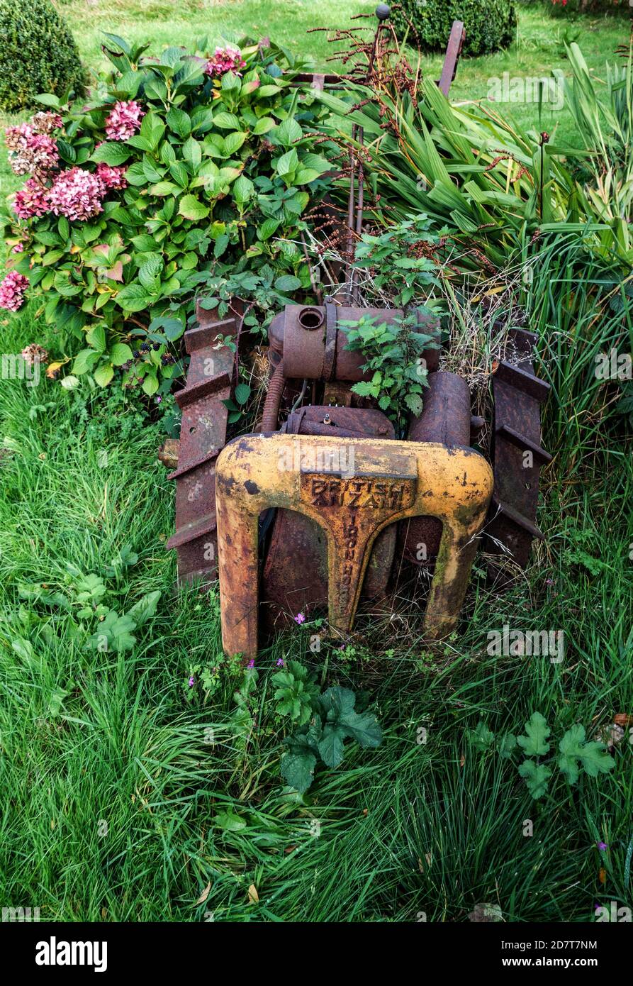 Trattore Anzani abbandonato in un giardino in crescita Foto Stock