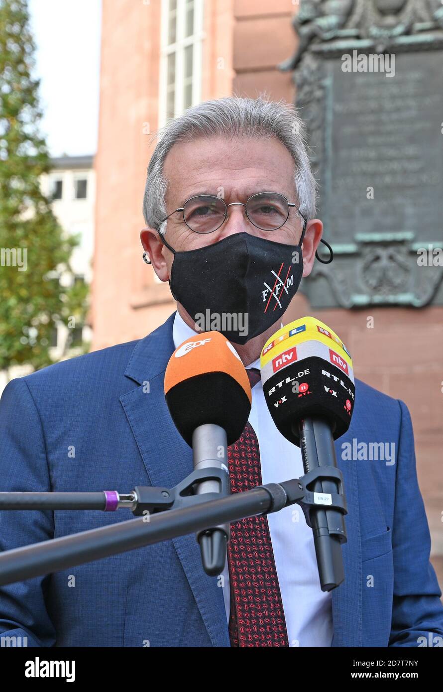 Francoforte, Germania. 25 Ott 2020. 25 ottobre 2020, Hessen, Francoforte sul meno: Peter Feldmann (SPD), sindaco di Francoforte, parla di fronte alla Paulskirche della città di misure di corona intensificate. Tra questi vi è un ampliamento dell'obbligo di indossare le maschere e la cancellazione del mercatino di Natale. (A dpa: 'Il sindaco di Francoforte vuole mostrare il virus corona 'la carta rossa') Foto: Peter Zschunke/dpa Credit: dpa Picture Alliance/Alamy Live News Foto Stock