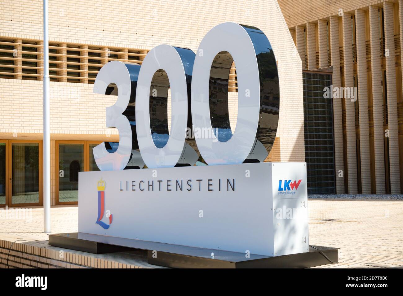 Vaduz, Liechtenstein, 16 agosto 2018:- UN grande 300 fuori dal Parlement nazionale a Vaduz, che celebra la giornata nazionale del Liechtenstein e 300 anni o Foto Stock